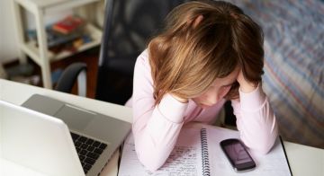 هل يخفي ابنكم شيئا؟ مؤشرات تكشف التنمر الإلكتروني