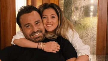 على أنغام أغنيته الجديدة... عناق حار يجمع عاصي الحلاني وابنته دانا (فيديو)