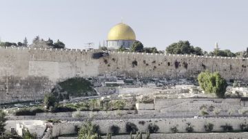 مستوطنون يقتحمون المسجد الأقصى ويؤدون طقوس السجود الملحمي