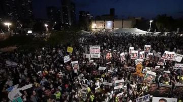 تظاهرات حاشدة في تل ابيب تنديدا بقرار توسيع العمليات في غزة وللمطالبة بابرام صفقة الأسرى