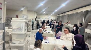 تسليم صناديق الاقتراع إلى رؤساء الأقلام والكتبة في سرايا زغرتا تسليم صناديق الاقتراع إلى رؤساء الأقلام والكتبة في سرايا زغرتا