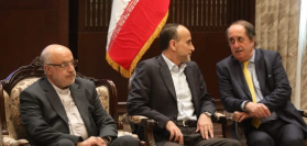 السفارة الإيرانية فتحت سجل التعازي تكريما لضحايا ميناء الشهيد رجائي في بندر عباس جنوب ايران