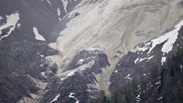 سويسرا انهيار نهر جليدي هائل يدفن أجزاء واسعة من قرية بلاتن سويسرا انهيار نهر جليدي هائل يدفن أجزاء واسعة من قرية بلاتن