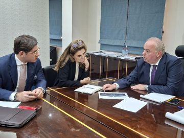 الحاج عرض ووفدا من مؤسسة التمويل الدولية خطة الوزارة لتطوير قطاع الاتصالات