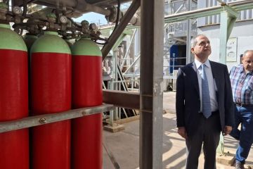 بالصور: الصدي تفقد معمل الزوق وعاين المواد الكيميائية التي يعمل على ترحيلها