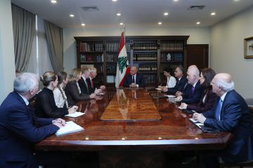 عون يبحث مع وفد أمريكي وضع النازحين السوريين والسلاح الفلسطيني عون يبحث مع وفد أمريكي وضع النازحين السوريين والسلاح الفلسطيني