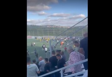 لبنان.. اعتداء بعض جماهير الرياضي العباسية على لاعبي البرج بالأسلحة البيضاء والهراوات (فيديو) لبنان.. اعتداء بعض جماهير الرياضي العباسية على لاعبي البرج بالأسلحة البيضاء والهراوات (فيديو)