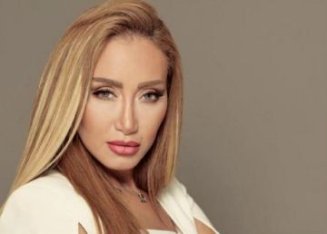 فنانة وإعلامية مصرية شهيرة تعلن الصلح مع طبيب تجميل شوه وجهها بإهماله (فيديو)