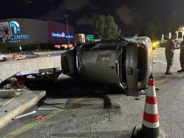 انقلاب سيارة بحادث سير على الاوتستراد في الحازمية أمام سيتي سنتر