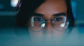 نصائح لحماية العينين أثناء التحديق في الشاشة طوال اليوم نصائح لحماية العينين أثناء التحديق في الشاشة طوال اليوم