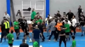 بالصور.. عراك واعتداء على حكم خلال مباراة رياضية في لبنان