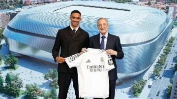 أرنولد يغير اسمه ويتحدث بالإسبانية خلال تقديمه لاعباً لريال مدريد أرنولد يغير اسمه ويتحدث بالإسبانية خلال تقديمه لاعباً لريال مدريد