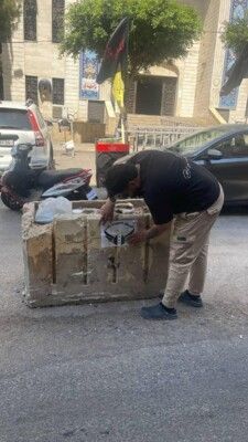 صور تحمل شعار الجيش السوري الحر قرب مجمع القائم في حي الجامعة في الضاحية الجنوبية صور تحمل شعار الجيش السوري الحر قرب مجمع القائم في حي الجامعة في الضاحية الجنوبية