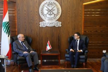 وزير الدفاع استقبل القائد الجديد لليونيفيل ووفدا فرنسيا: لضرورة التمديد لولاية اليونيفيل وزير الدفاع استقبل القائد الجديد لليونيفيل ووفدا فرنسيا: لضرورة التمديد لولاية اليونيفيل