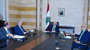 اجتماع رباعي عرض المستجدات المالية والاقتصادية في السرايا الحكومية اجتماع رباعي عرض المستجدات المالية والاقتصادية في السرايا الحكومية