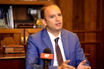 محافظ بعلبك أصدر قرارا بمنع سير الشاحنات على طريق عيناتا الأرز يوم غد أثناء فعاليات مهرجانات الأرز محافظ بعلبك أصدر قرارا بمنع سير الشاحنات على طريق عيناتا الأرز يوم غد أثناء فعاليات مهرجانات الأرز