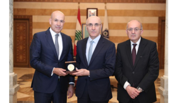 الحجار بحث مع زواره شؤونا عامة ورئيس ديوان المحاسبة سلمه درعا تقديرا للتعاون في تفعيل الشفافية