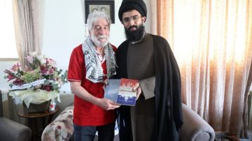 المستشار الثقافي الإيراني في لبنان يزور المحرر جورج عبد الله مهنئا المستشار الثقافي الإيراني في لبنان يزور المحرر جورج عبد الله مهنئا