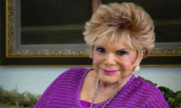 وفاة كوني فرانسيس بعد حياة مليئة بالمآسي والنجاحات في آن