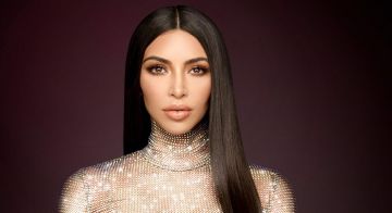 من البندقية كيم كارداشيان تخطف الأضواء بإطلالة مثيرة وغريبة (صور)