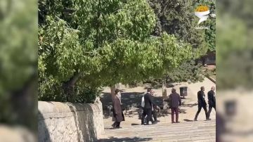 عشرات المستوطنين الصهاينة يقتحمون باحات المسجد الأقصى