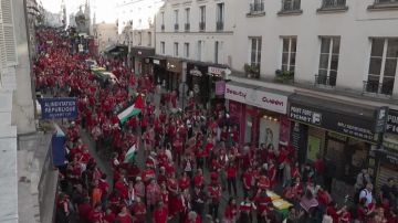 خط أحمر بشري في باريس تنديدا بالحرب على غزة خط أحمر بشري في باريس تنديدا بالحرب على غزة