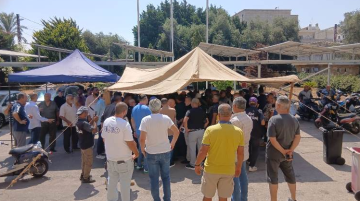 عمال بلدية الميناء من امام القصر البلدي: ماضون في التحرك بعد خمسة أشهر بلا رواتب عمال بلدية الميناء من امام القصر البلدي: ماضون في التحرك بعد خمسة أشهر بلا رواتب