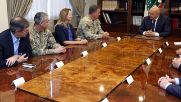 الرئيس عون استقبل قائد المنطقة الوسطى في الجيش الأميركي