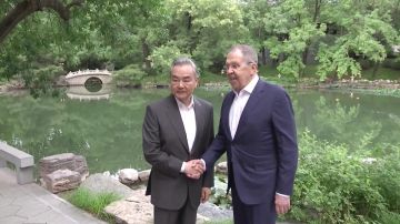 وزير الخارجية الصيني ونظيره الروسي يناقشان أزمة أوكرانيا ويؤكدان الدعم المتبادل في المصالح الأساسية للبلدين