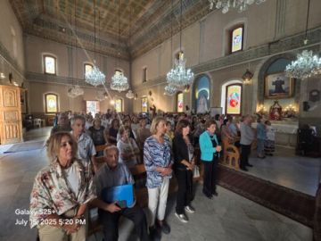 رعية بقاعكفرا خصصت يوم الثلاثاء من أسبوع الاحتفال بعيد القديس شربل لتكريم القربان الأقدس رعية بقاعكفرا خصصت يوم الثلاثاء من أسبوع الاحتفال بعيد القديس شربل لتكريم القربان الأقدس