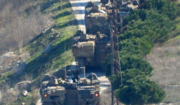 تقدم اكثر من ٣ آليات اسرائيلية برفقة عدد من الجنود من الموقع المستحدث في جبل الباط عند أطراف بلدة عيترون تقدم اكثر من ٣ آليات اسرائيلية برفقة عدد من الجنود من الموقع المستحدث في جبل الباط عند أطراف بلدة عيترون