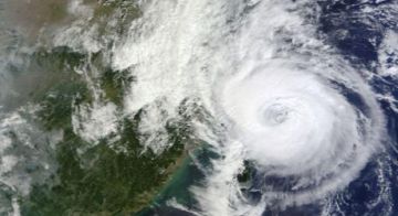 هونغ كونغ تصدر أعلى تحذير من العاصفة مع إقتراب الإعصار ويبا