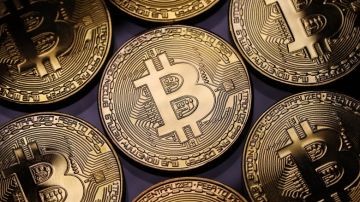 للمرة الأولى.. البيتكوين تتجاوز حاجز الـ121 ألف دولار