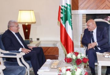 الرئيس عون استهل زيارته الى الجزائر بلقاء رئيسي مجلسي الامة والشعبي الوطني ووضع إكليلا من الزهر على ضريح الشهداء