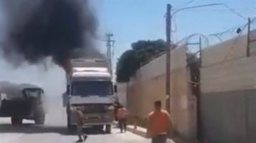 بالفيديو: حريق في شاحنة على الطريق والدفاع المدني يتدخل بالفيديو: حريق في شاحنة على الطريق والدفاع المدني يتدخل