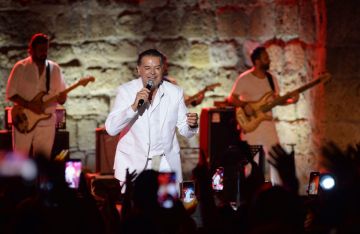 بعد أزمة قبلة المعجبة .. راغب علامة يكشف مضمون اتصاله مع نقيب المهن الموسيقية المصرية بعد أزمة قبلة المعجبة .. راغب علامة يكشف مضمون اتصاله مع نقيب المهن الموسيقية المصرية