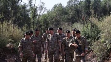 قائد الجيش متفقدا موقع انفجار زبقين: لا خيار إلا أداء الواجب في ظل اعتداءات العدو الإسرائيلي قائد الجيش متفقدا موقع انفجار زبقين: لا خيار إلا أداء الواجب في ظل اعتداءات العدو الإسرائيلي