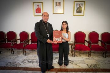 الأب محفوظ كرم الطالبة ماري أبو عيسى لفوزها بالمرتبة الأولى في لبنان في علوم الحياة