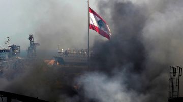 بمناسبة ذكرى انفجار المرفأ.. تنكيس العلم اللبناني في القصر الجمهوري ودقيقة صمت عند السادسة في المرفأ بمناسبة ذكرى انفجار المرفأ.. تنكيس العلم اللبناني في القصر الجمهوري ودقيقة صمت عند السادسة في المرفأ