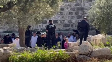 بحماية شرطة الاحتلال ..عشرات المستوطنين يقتحمون المسجد الأقصى