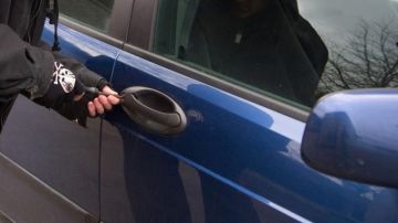 قوى الأمن الداخلي توقف شخصا متورطا بسرقة هواتف من داخل السيارات في بيروت قوى الأمن الداخلي توقف شخصا متورطا بسرقة هواتف من داخل السيارات في بيروت