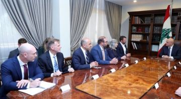 الرئيس عون للسيناتور الاميركي مولين: لضرورة العمل لتحقيق الانسحاب الاسرائيلي ووقف العمليات العسكرية واطلاق سراح الأسرى الرئيس عون للسيناتور الاميركي مولين: لضرورة العمل لتحقيق الانسحاب الاسرائيلي ووقف العمليات العسكرية واطلاق سراح الأسرى