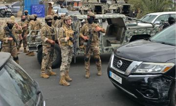 الجيش يتسلم الدفعة الثالثة من سلاح المخيمات في بيروت