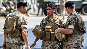 الجيش اللبناني يتسلم الدفعة الثالثة من سلاح المخيمات في بيروت