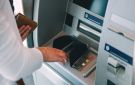 ضريبة تُهدد الدولارات في الصرافات الآلية!