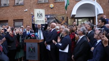 لندن ترفع العلم الفلسطيني أمام السفارة: خطوة رمزية نحو الاعتراف الرسمي بالدولة لندن ترفع العلم الفلسطيني أمام السفارة: خطوة رمزية نحو الاعتراف الرسمي بالدولة