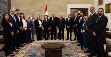 الرئيس عون: نمر بمرحلة دقيقة والسلم الأهلي فوق كل اعتبار والجيش والقوى الأمنية خط أحمر الرئيس عون: نمر بمرحلة دقيقة والسلم الأهلي فوق كل اعتبار والجيش والقوى الأمنية خط أحمر