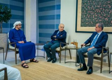 الصدي عرض مع وزير الخارجية الاماراتية سبل الاستثمار في قطاع الطاقة الصدي عرض مع وزير الخارجية الاماراتية سبل الاستثمار في قطاع الطاقة