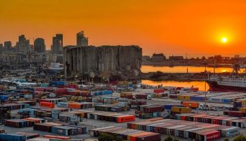 بالفيديو سقوط كونتينر في مرفأ بيروت واليازا تطلق نداء عاجلا!