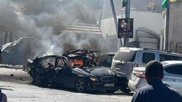 فيديو لاستهداف سيارة أمام مستشفى: شهيد وجرحى فيديو لاستهداف سيارة أمام مستشفى: شهيد وجرحى